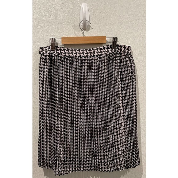 MODCLOTH White Black Pleated Mini Skirt - Picture 5 of 5